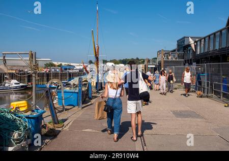 Whitstable North Kent , England UK - Whitstable Harbour Quayside, wo sie berühmt sind für ihre Austern und Fische Stockfoto