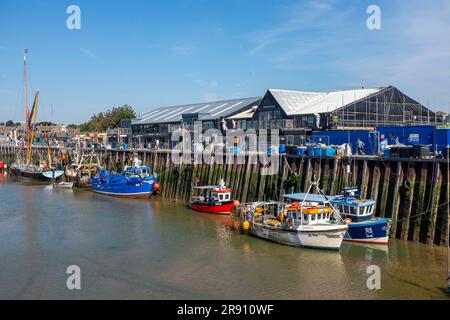 Whitstable North Kent , England UK - Whitstable Harbour Quayside, wo sie berühmt sind für ihre Austern und Fische Credit Simon Dack Stockfoto