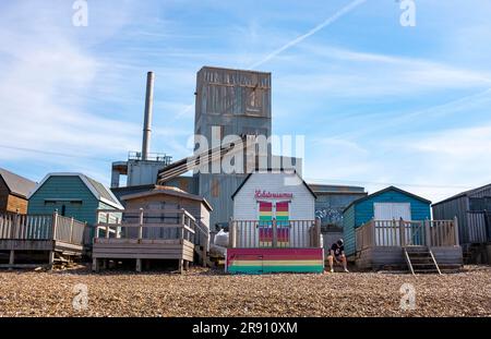 Whitstable North Kent, England, Großbritannien - die Brett Aggregates and Asphalt Zementfabrik am Strand und am Hafen Stockfoto