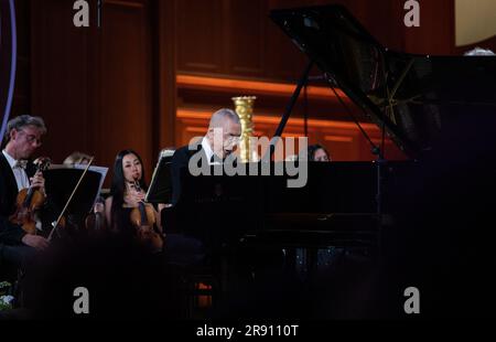 Moskau, Russland. 19. Juni 2023. Der chinesische Pianist Liu Shikun tritt am 19. Juni 2023 während der Eröffnung des 17. Internationalen Tschaikowski-Wettbewerbs in Moskau, Russland, auf. PASSEND zu „Feature: The Thrilling Encounter of 'Yellow River' and 'Swan Lake'“ Gutschrift: Meng Jing/Xinhua/Alamy Live News Stockfoto