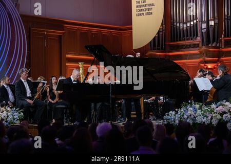 Moskau, Russland. 19. Juni 2023. Der chinesische Pianist Liu Shikun tritt am 19. Juni 2023 während der Eröffnung des 17. Internationalen Tschaikowski-Wettbewerbs in Moskau, Russland, auf. PASSEND zu „Feature: The Thrilling Encounter of 'Yellow River' and 'Swan Lake'“ Gutschrift: Meng Jing/Xinhua/Alamy Live News Stockfoto