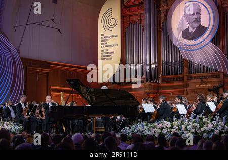 Moskau, Russland. 19. Juni 2023. Der chinesische Pianist Liu Shikun tritt am 19. Juni 2023 während der Eröffnung des 17. Internationalen Tschaikowski-Wettbewerbs in Moskau, Russland, auf. PASSEND zu „Feature: The Thrilling Encounter of 'Yellow River' and 'Swan Lake'“ Gutschrift: Meng Jing/Xinhua/Alamy Live News Stockfoto