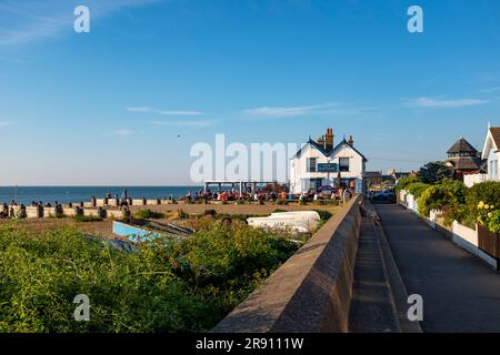 Whitstable North Kent, England, Großbritannien: Bei Sommersonne genießen Besucher einen Drink vor dem berühmten Old Neptune Pub am Meer Stockfoto