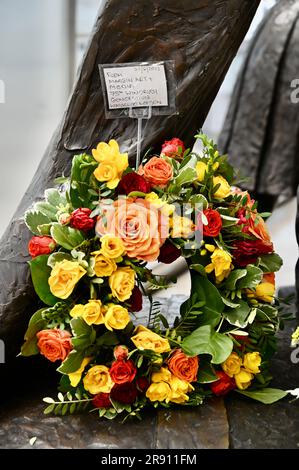 London, Großbritannien. 23. Juni 2023 An der Basil Watson Statue, die das National Windrush Monument in Waterloo Station bildet, wurde der Tag des Windrush am 22. Juni mit Blumen geehrt. Kredit: michael melia/Alamy Live News Stockfoto