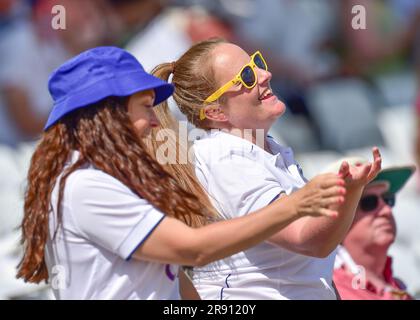 Trent Bridge Cricket Stadium, Nottingham, Großbritannien. 23. Juni 2023 England Ladies gegen Australia Ladies im Ashes Cricket Test Match. England Fans feiern eine vier von Tammy Beaumont (England) Bild: Mark Dunn/Alamy Live News Stockfoto