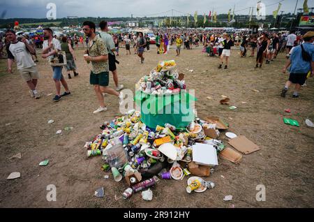 Beim Glastonbury Festival auf der Worthy Farm in Somerset sind die Mülltonnen überlaufen. Foto: Freitag, 23. Juni 2023. Stockfoto