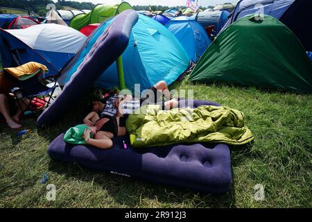 Festivalbesucher beim Glastonbury Festival auf der Worthy Farm in Somerset. Foto: Freitag, 23. Juni 2023. Stockfoto