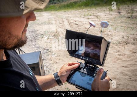 Oblast Kiew, Ukraine. 20. Juni 2023. Pavelo aus Skylab, ein in der Ukraine ansässiges ziviles Drohnenunternehmen, demonstrierte während des Testflugs die thermische Vision seiner neuen militärisch hochwertigen Drohne. Skylab, eine ukrainische zivile Drohnenfirma, testete ihre erste militärisch geeignete Drohne als Schritt zur Unterstützung der Kriegsbemühungen in der Ukraine. Das Unternehmen behauptete, dass die Drohne, die auf einem Raspberry Pi Computer basiert, eine Reichweite von 7000km m mit geladenen Waffen hat, zusammen mit einer maximalen Nutzlast von 6,8kg kg und einer Betriebszeit von 30 Minuten. (Foto: Alex Chan Tsz Yuk/SOPA Images/Sipa USA) Guthaben: SIPA USA/Alamy Live News Stockfoto