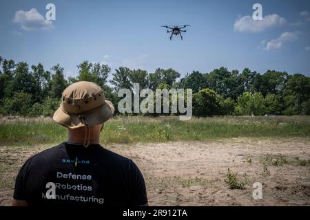 Oblast Kiew, Ukraine. 20. Juni 2023. Pavelo von Skylab, einer in der Ukraine ansässigen zivilen Drohnenfirma, kontrollierte ihre neue militärisch geeignete Drohne für den Start während des Testflugs. Skylab, eine ukrainische zivile Drohnenfirma, testete ihre erste militärisch geeignete Drohne als Schritt zur Unterstützung der Kriegsbemühungen in der Ukraine. Das Unternehmen behauptete, dass die Drohne, die auf einem Raspberry Pi Computer basiert, eine Reichweite von 7000km m mit geladenen Waffen hat, zusammen mit einer maximalen Nutzlast von 6,8kg kg und einer Betriebszeit von 30 Minuten. (Foto: Alex Chan Tsz Yuk/SOPA Images/Sipa USA) Guthaben: SIPA USA/Alamy Live News Stockfoto