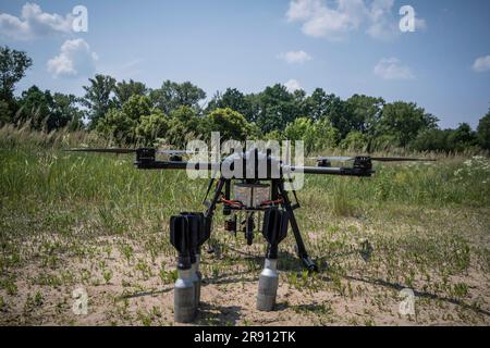 Oblast Kiew, Ukraine. 20. Juni 2023. Erste militärisch geeignete Drohne von Skylab, einer ukrainischen zivilen Drohnenfirma. Skylab, eine ukrainische zivile Drohnenfirma, testete ihre erste militärisch geeignete Drohne als Schritt zur Unterstützung der Kriegsbemühungen in der Ukraine. Das Unternehmen behauptete, dass die Drohne, die auf einem Raspberry Pi Computer basiert, eine Reichweite von 7000km m mit geladenen Waffen hat, zusammen mit einer maximalen Nutzlast von 6,8kg kg und einer Betriebszeit von 30 Minuten. (Foto: Alex Chan Tsz Yuk/SOPA Images/Sipa USA) Guthaben: SIPA USA/Alamy Live News Stockfoto