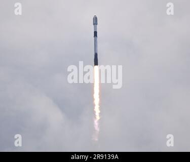 Cape Canaveral, Florida, USA. 23. Juni 23 Eine SpaceX-Falcon-9-Rakete startet 56 Starlink-Satelliten um 11:25 UHR aus Komplex 40 an der Cape Canaveral Space Force Station, Florida, am Freitag, den 23. Juni 2023. Foto: Joe Marino/UPI Credit: UPI/Alamy Live News Stockfoto