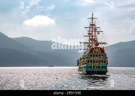 Motohakone, Japan - 17. Juni 2016: Piratenschiff Vergnügungsboot auf dem Ashinoko-See, Hakone. Der See ist in einem vulkanischen Krater geformt und ein beliebter Tourist Stockfoto