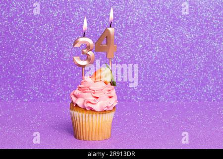 Cupcake Mit Nummer Für Geburtstags- Oder Jubiläumsfeier; Nummer 34 Stockfoto