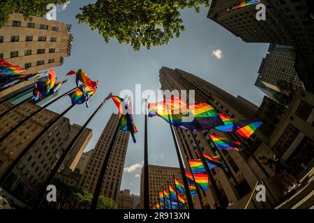 Die Rockefeller Plaza in Midtown Manhattan in New York ist mit Rainbow Gay Pride-Flaggen für den Gay Pride Month ausgestattet, die am Dienstag, den 13. Juni 2023, zu sehen sind. (© Richard B. Levine) Stockfoto