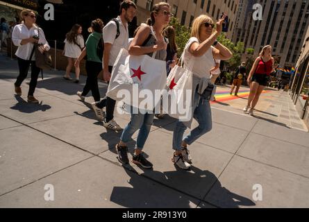 Macy's Shoppers in Midtown Manhattan in New York am Dienstag, den 13. Juni 2023. (© Richard B. Levine) Stockfoto