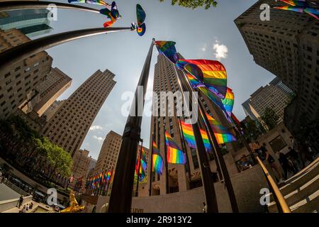 Die Rockefeller Plaza in Midtown Manhattan in New York ist mit Rainbow Gay Pride-Flaggen für den Gay Pride Month ausgestattet, die am Dienstag, den 13. Juni 2023, zu sehen sind. (© Richard B. Levine) Stockfoto