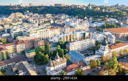 Kiew-Stadtbild aus der Vogelperspektive, Fluss Dnipro, Innenstadt und die Skyline des historischen Viertels Podol von oben, Stadt Kiew und Dnieper, Ukraine Stockfoto