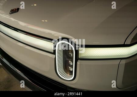 Automobil-Enthusiasten nehmen am Freitag, den 16. Juni 2023, an der Eröffnung eines Ausstellungsraums im Meatpacking District in New York Teil. Rivian hat sich im Meatpacking District mit anderen Herstellern von Luxus-Elektrofahrzeugen wie Tesla, Genesis und Lucid zusammengetan. (© Richard B. Levine) Stockfoto