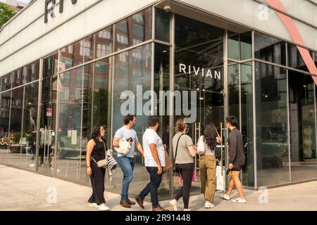 Automobil-Enthusiasten nehmen am Freitag, den 16. Juni 2023, an der Eröffnung eines Ausstellungsraums im Meatpacking District in New York Teil. Rivian hat sich im Meatpacking District mit anderen Herstellern von Luxus-Elektrofahrzeugen wie Tesla, Genesis und Lucid zusammengetan. (© Richard B. Levine) Stockfoto