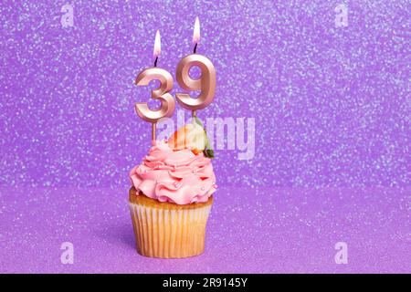 Cupcake Mit Nummer Für Geburtstags- Oder Jubiläumsfeier; Nummer 39 Stockfoto