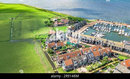 Luftaufnahme der Insel Marken, traditionelles Fischerdorf von oben, typisch niederländische Landschaft, Nordholland, Niederlande Stockfoto