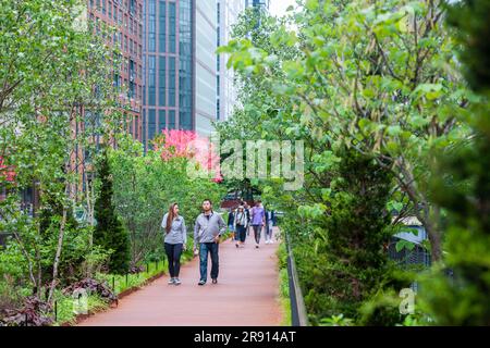 Besucher durchqueren den High Line-Moynihan Connector im Viertel Hudson Yards am Eröffnungstag, Donnerstag, den 22. Juni 2023. Die Holzbrücke und die dazugehörige Waldbrücke verbinden die High Line Extension mit dem Manhattan West plaza in Brookfield, so dass die Moynihan Train Hall fast verkehrsfrei zu Fuß erreichbar ist. (© Richard B. Levine) Stockfoto