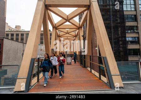 Besucher durchqueren den High Line-Moynihan Connector im Viertel Hudson Yards am Eröffnungstag, Donnerstag, den 22. Juni 2023. Die Holzbrücke und die dazugehörige Waldbrücke verbinden die High Line Extension mit dem Manhattan West plaza in Brookfield, so dass die Moynihan Train Hall fast verkehrsfrei zu Fuß erreichbar ist. (© Richard B. Levine) Stockfoto