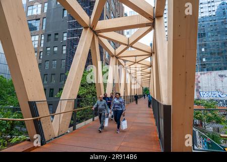 Besucher durchqueren den High Line-Moynihan Connector im Viertel Hudson Yards am Eröffnungstag, Donnerstag, den 22. Juni 2023. Die Holzbrücke und die dazugehörige Waldbrücke verbinden die High Line Extension mit dem Manhattan West plaza in Brookfield, so dass die Moynihan Train Hall fast verkehrsfrei zu Fuß erreichbar ist. (© Richard B. Levine) Stockfoto