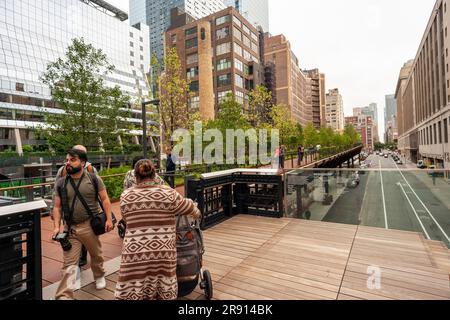 Besucher durchqueren den High Line-Moynihan Connector im Viertel Hudson Yards am Eröffnungstag, Donnerstag, den 22. Juni 2023. Die Holzbrücke und die dazugehörige Waldbrücke verbinden die High Line Extension mit dem Manhattan West plaza in Brookfield, so dass die Moynihan Train Hall fast verkehrsfrei zu Fuß erreichbar ist. (© Richard B. Levine) Stockfoto