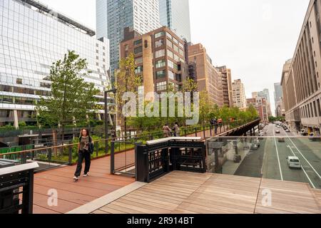 Besucher durchqueren den High Line-Moynihan Connector im Viertel Hudson Yards am Eröffnungstag, Donnerstag, den 22. Juni 2023. Die Holzbrücke und die dazugehörige Waldbrücke verbinden die High Line Extension mit dem Manhattan West plaza in Brookfield, so dass die Moynihan Train Hall fast verkehrsfrei zu Fuß erreichbar ist. (© Richard B. Levine) Stockfoto