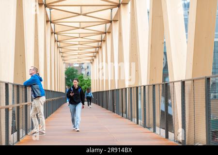 Besucher durchqueren den High Line-Moynihan Connector im Viertel Hudson Yards am Eröffnungstag, Donnerstag, den 22. Juni 2023. Die Holzbrücke und die dazugehörige Waldbrücke verbinden die High Line Extension mit dem Manhattan West plaza in Brookfield, so dass die Moynihan Train Hall fast verkehrsfrei zu Fuß erreichbar ist. (© Richard B. Levine) Stockfoto