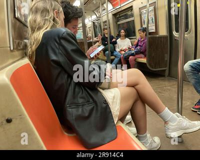 Wochentagsreiter in der New Yorker U-Bahn am Mittwoch, den 14. Juni 2023. (© Frances M. Roberts) Stockfoto