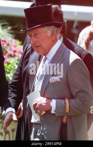 Ascot, Berkshire, Großbritannien. 23. Juni 2023. König Charles unterhält sich mit den Teilnehmern, mit William, dem Prinzen von Wales. Die königliche Prozession mit der königlichen Familie und ihren Gästen in Kutschen führt am vierten Tag des Pferderennveranstalters durch den Paradesring im Royal Ascot. Mitglieder der königlichen Familie mischen sich dann auf dem Rasen, bevor sie zum königlichen Gehege gehen. Kredit: Imageplotter/Alamy Live News Stockfoto