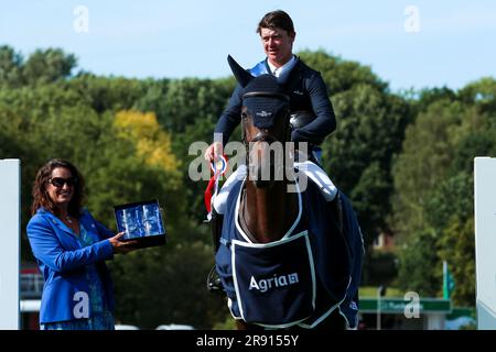 Hassocks, Vereinigtes Königreich, 23. Juni 2023. Das Al-Shira'aa-Hickstead-Derby-Treffen. Irelands Michael Pender erhält seine Rosette nach ihrem Sieg während des Agria Derby für den Tom Hudson Trophy Credit: Rhianna Chadwick/Alamy Live News Stockfoto