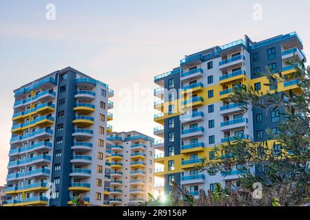 Ein neu erbauter Wohnkomplex in der Türkei, vor dem Hintergrund der untergehenden Sonne, sind die Häuser noch nicht bewohnt. Stockfoto