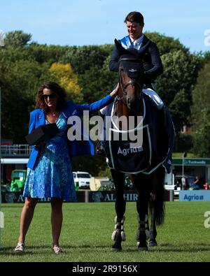 Hassocks, Vereinigtes Königreich, 23. Juni 2023. Das Al-Shira'aa-Hickstead-Derby-Treffen. Irelands Michael Pender erhält seine Rosette nach ihrem Sieg während des Agria Derby für den Tom Hudson Trophy Credit: Rhianna Chadwick/Alamy Live News Stockfoto