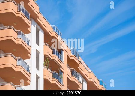 Ein kleines Fragment eines Wohnhochhauses mit großen Balkonen. Vor dem Hintergrund des blauen Himmels. Stockfoto