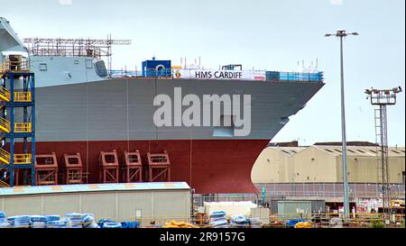 Glasgow, Schottland, Vereinigtes Königreich, 23. Juni 2023. Das halbe Schiff HMS Cardiff taucht bei BAE Systems Govan in der Stadt auf der clyde auf. Eine neue Fregatte des Typs 21, halb ein Schiff für halb Navy. Credit Gerard Ferry/Alamy Live News Stockfoto