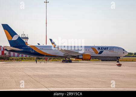 Kiew, Ukraine - 27. Juni 2020: Boeing 767-33A er . Flugzeuge - UR-AZK. Fluggesellschaft Azur Air Ukraine. Passagierflugzeug auf der Start- und Landebahn. Speicherplatz kopieren. Stockfoto