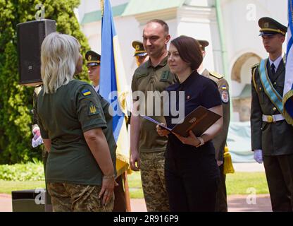 KIEW, UKRAINE - 23. JUNI 2023 - Stellvertretende Verteidigungsministerin der Ukraine Hanna Maliar verleiht Zeugnisse an Militärkaplan, die die Ausbildung abgeschlossen haben Stockfoto