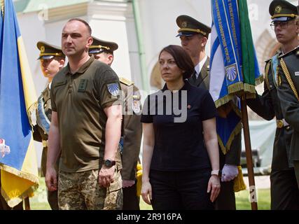 KIEW, UKRAINE - 23. JUNI 2023 - Leiter des Militärkaplan-Dienstes der Streitkräfte der Ukraine Oleksii Tereshtschuk und stellvertretender Verteidigungsminister Stockfoto