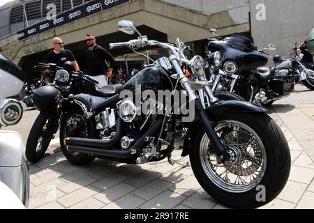 Budapest, Juni 2023: Harley Davidson Motorcycle Festival. Schöne Fahrräder. HD120 Jahre. Biker versammeln sich zu einem Konzert im Puskas Stadion Stockfoto