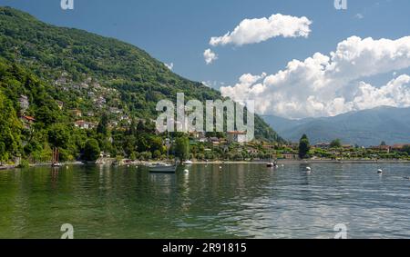 Cannero Riviera, Lago Maggiore. Panoramablick von der Küste der Altstadt. Piemont, Italienische Seen, Italien, Europa Stockfoto