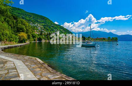 Cannero Riviera, Lago Maggiore. Panoramablick von der Küste der Altstadt. Piemont, Italienische Seen, Italien, Europa Stockfoto