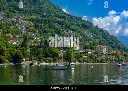Cannero Riviera, Lago Maggiore. Panoramablick von der Küste der Altstadt. Piemont, Italienische Seen, Italien, Europa Stockfoto