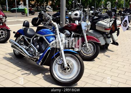 Budapest, Juni 2023: Harley Davidson Motorcycle Festival. Schöne Fahrräder. HD120 Jahre. Biker versammeln sich zu einem Konzert im Puskas Stadion Stockfoto