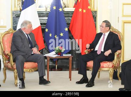 Paris, Frankreich. 23. Juni 2023. Der chinesische Ministerpräsident Li Qiang trifft sich am 23. Juni 2023 in Paris mit dem französischen Senatspräsidenten Gerard Larcher. Kredit: Huang Jingwen/Xinhua/Alamy Live News Stockfoto