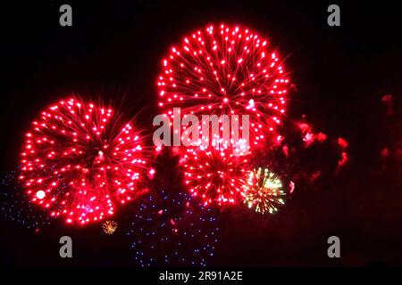 Buntes Feuerwerk über dem dunklen Himmel, während einer Feier angezeigt Stockfoto