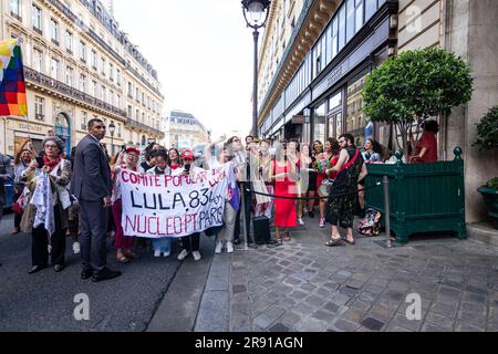 Die Kabarett-Gandaia-Gruppe trat vor dem Hotel auf, wo der brasilianische Präsident Lula da Silva wohnte. Der brasilianische Präsident Lula da Silva besuchte Paris zu einem Wirtschaftsgipfel mit Schwerpunkt Umwelt. Er wurde vor der Tür des Hotel Intercontinental Paris Le Grand von der Cabaret Gandaia Carnival Group empfangen, die in Paris gegründet wurde. Stockfoto