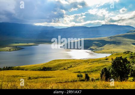 Drakensberger Berghang und Glockenturm Staudamm um Cathkin Peak Stockfoto